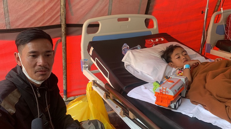 Datangi RSUD Sayang Cianjur, Presiden Jokowi Temui Azka yang Selamat dari Timbunan Longsor