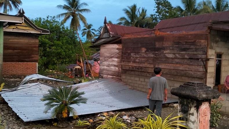 Kolut Diterjang Angin Kencang, Atap Rumah Warga sampai Terbang