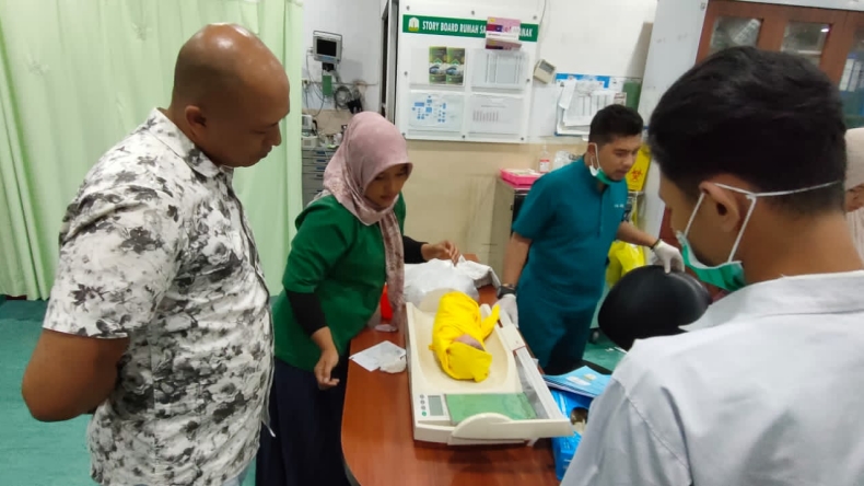 Bayi Umur 2 Hari Tertutup Selimut Ditemukan di Depan Rumah Warga Banda Aceh