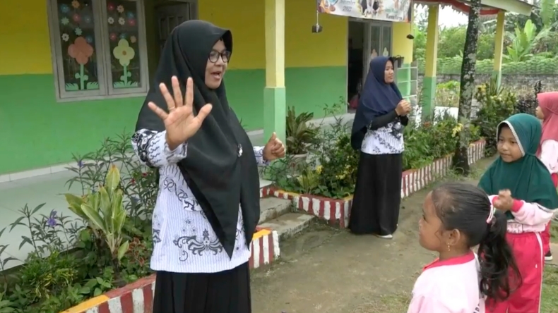 Kisah Guru di Lampung, Mengabdi 32 Tahun Jadi Honorer hanya Digaji Rp300.000 per Bulan
