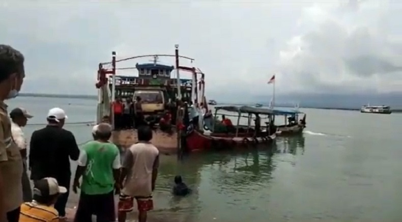 Kapal Penyeberangan Nahas di Perairan Kalianget, 6 Motor dan Penumpang Jatuh ke Laut