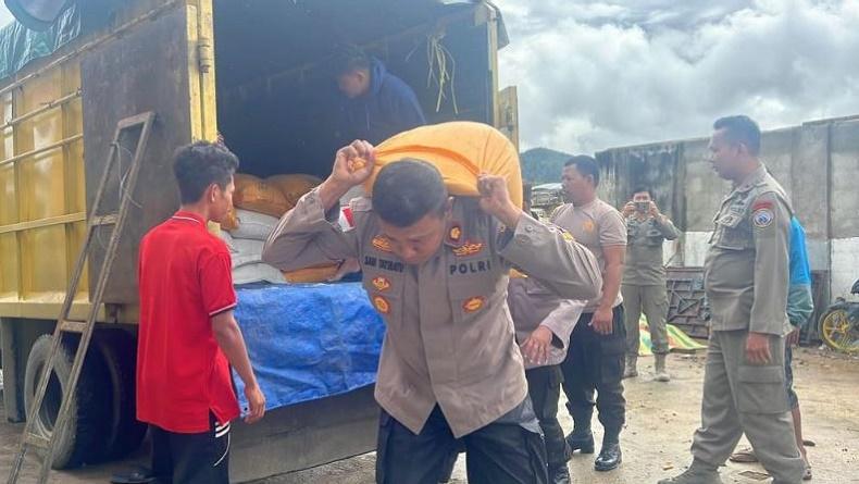 Aksi Kapolres Dogiyai Pikul Beras Sekarung, Dibagikan untuk Warga Terdampak Kerusuhan
