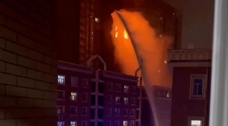 Apartemen Puluhan Lantai Terbakar, 10 Orang Tewas dan 9 Lainnya Luka