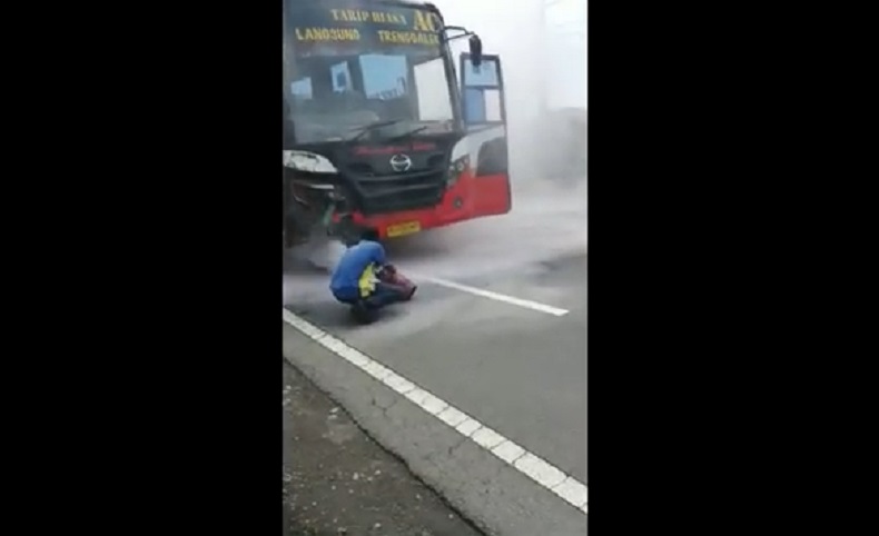 Ugal-Ugalan, Bus Harapan Jaya Tabrak Pengendara Motor di Jombang hingga Tewas