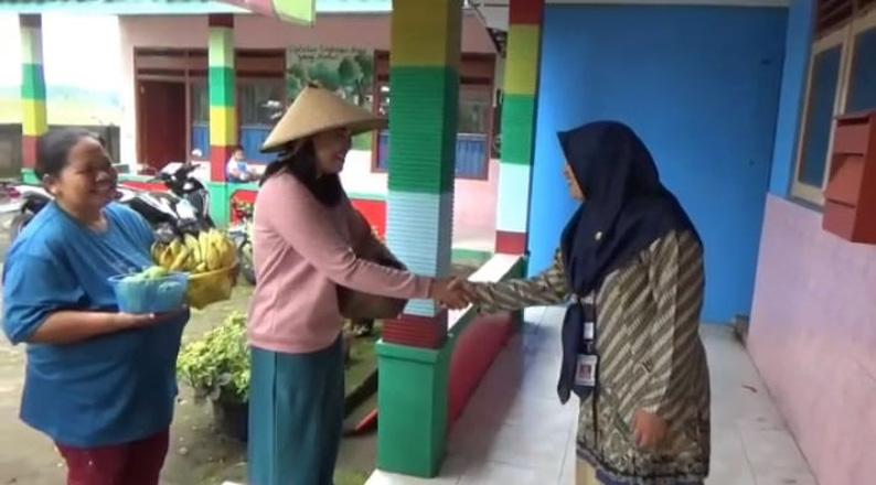 Peringati HGN, Orang Tua Siswa Berikan Hasil Panen Sayur dan Buah-buahan kepada Guru