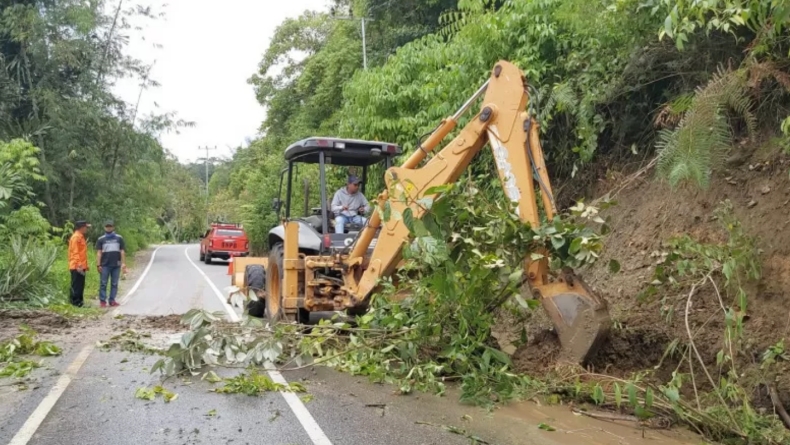 Tanah Longsor di Agam, Material Tutupi Jalan Lubukbasung-Bukittinggi