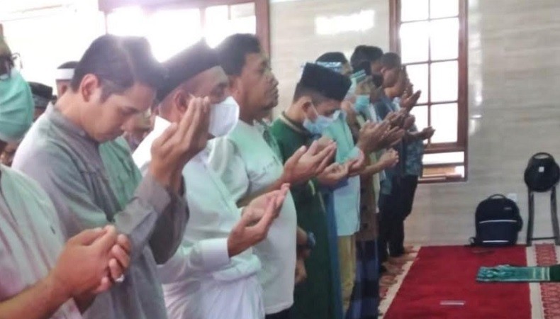 Edy Rahmayadi dan Ratusan Warga Salat Gaib Doakan Korban Gempa Cianjur