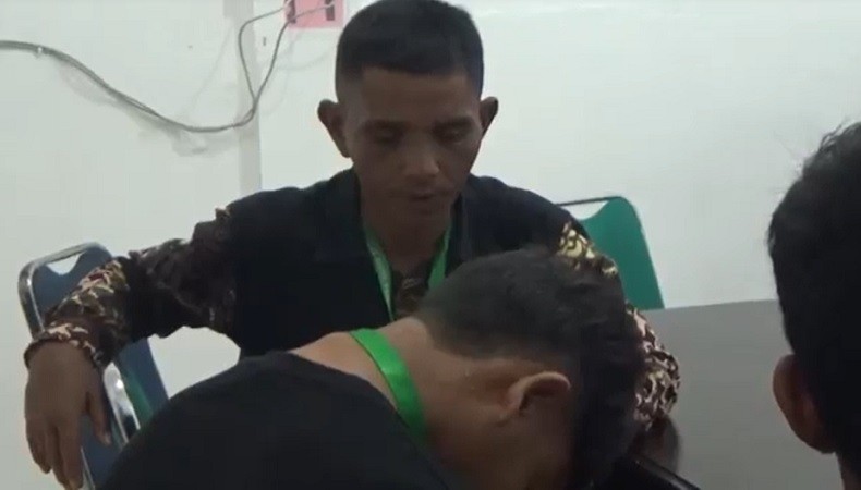 Pelajar yang Tendang Nenek hingga Terpental Dihukum Sosial Bersihkan Masjid selama 3 Bulan