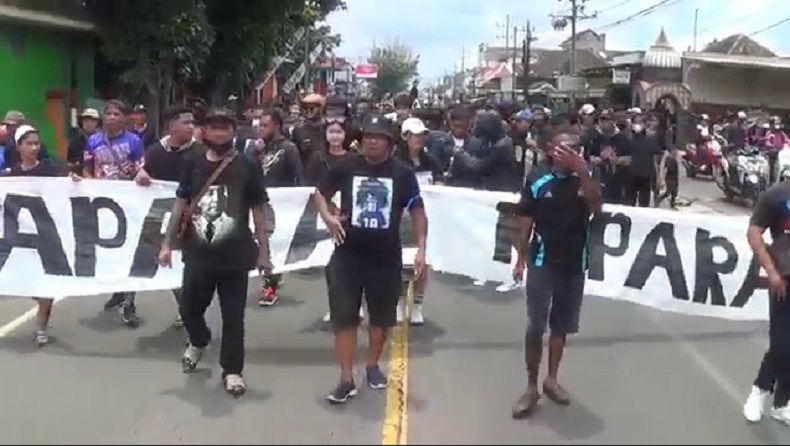 Tuntut Keadilan Tragedi Kanjuruhan, Ribuan Aremania Blokade Jalur Malang-Blitar
