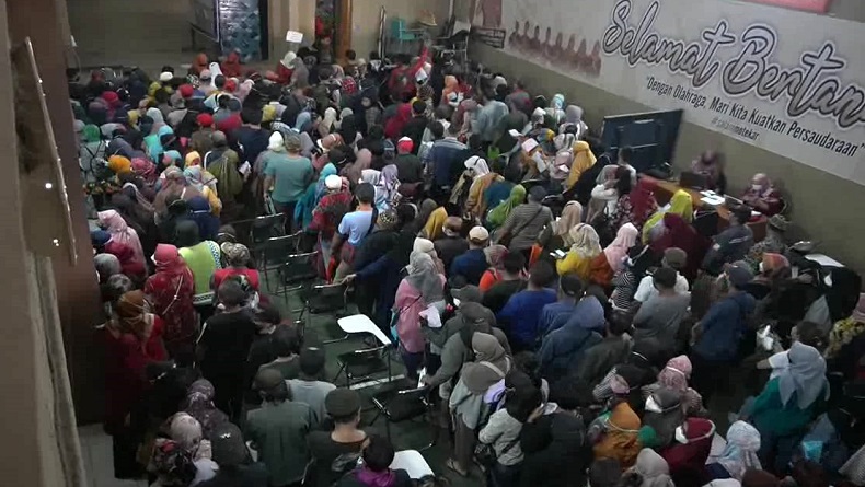 Demi Dapat BLT, Emak-emak di Padalarang KBB Rela Antre dan Berdesak-desakan