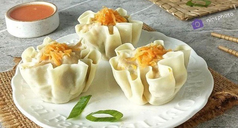 Cara Membuat Dimsum Ayam Kukus Kulit Pangsit, Nikmat Disajikan dengan Kuah Sambal 
