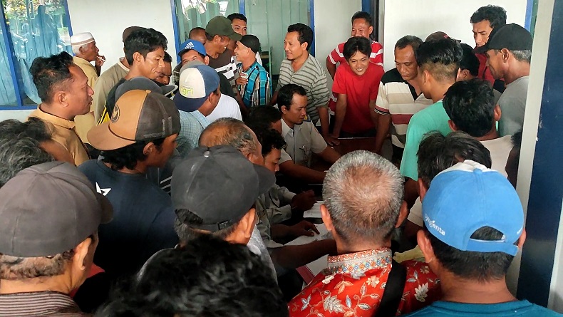 Sopir Angkutan Umum hingga Kusir Cidomo Rela Berdesakan Demi Bantuan Senilai Rp1,3 Juta