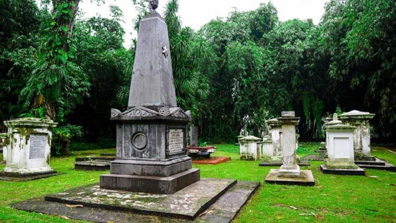 Makam Tua Belanda di Kebun Raya Bogor, Ada Nisan Bapak Ular Indonesia
