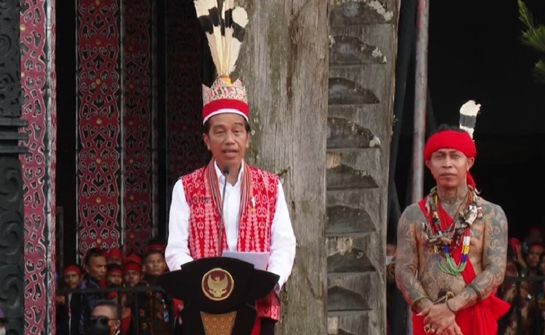 Sosok Panglima Jilah Dampingi Jokowi, Pemimpin Pasukan Merah Suku Dayak yang Disegani