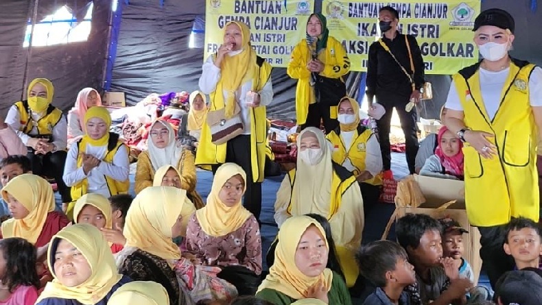 Ikatan Istri Fraksi Partai Golkar Sisir Posko Pengungsi, Bantu Korban Gempa Cianjur