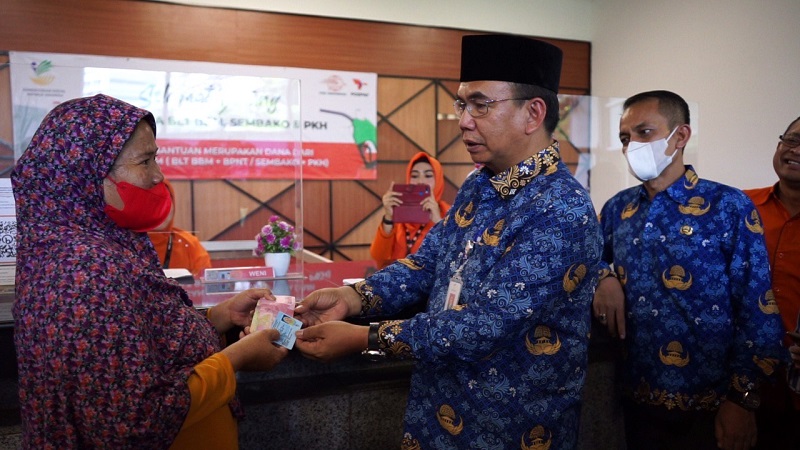 Salurkan 3 Bantuan Sosial, Sekjen Kemensos Apresiasi Kinerja PT Pos Indonesia