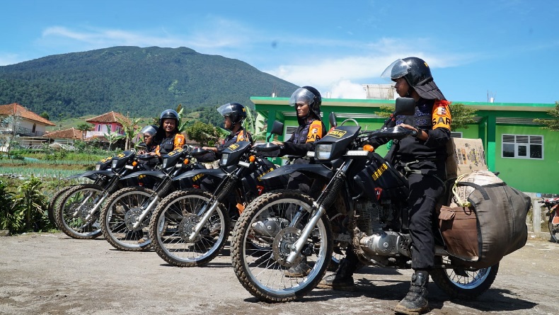 Tim Trabas Polri Terjang Jalanan Licin dan Curam demi Antarkan Bantuan ke Korban Gempa Cianjur