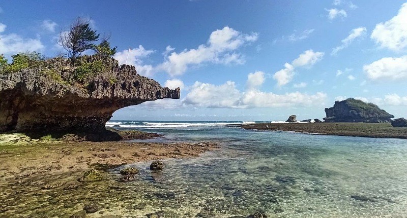 Pantai Ngandong Gunung Kidul, Eksotis Dikelilingi Perbukitan dan Airnya Jernih