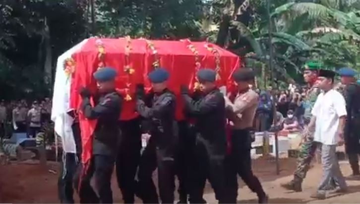 Isak Tangis Iringi Pemakaman Briptu Gilang Aji yang Gugur Ditembak KKB