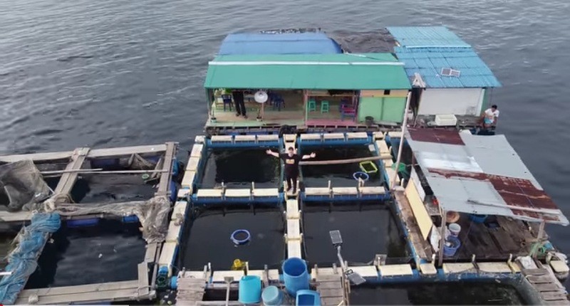 Unik, Ada Warung Makan Ikan Bakar di Tengah Laut, Pembelinya Harus Naik Perahu 