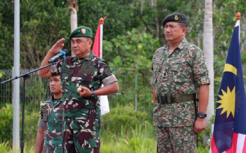 TNI dan Tentara Diraja Malaysia Patroli Bersama Wilayah Perbatasan Negara di Kapuas Hulu