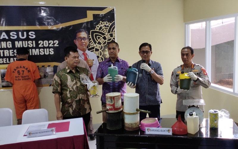  Polda Sumsel Tangkap Pembuat Pertalite Palsu, Minyak Sulingan Tambang Ilegal Dicampur Cat