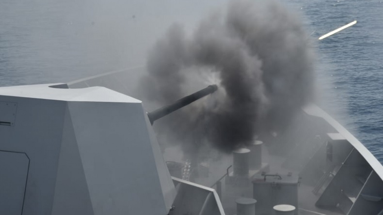 3 Kapal Perang TNI AL di Laut Banongan Tembakkan Meriam 76 MM