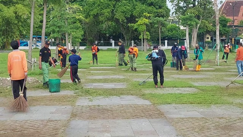 Jelang Jokowi Mantu, Personel Kelurahan Kerja Bakti di Pura Mangkunegaran Solo