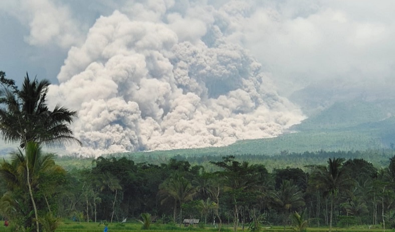 Erupsi Gunung Semeru, Semburan Abu Vulkanik Capai 50.000 Kaki ke Arah Barat Daya