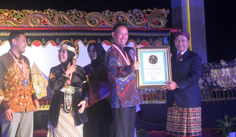 Peringati Bulan Bahasa, FBS Unnes Ciptakan Rekor Penulisan 10.000 Pantun Konservasi