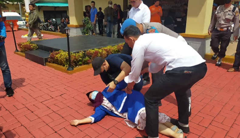 Emak-Emak Pelaku Pencurian di Bogor Pingsan saat Dibawa ke Ruang Tahanan 