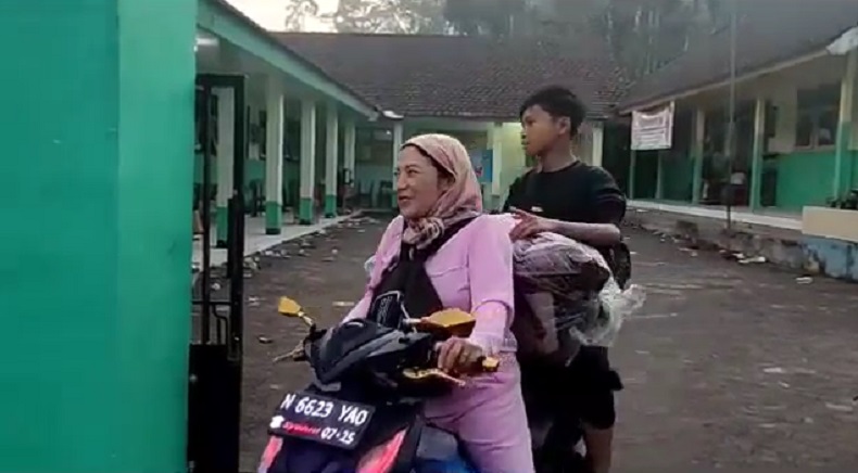 Khawatirkan Rumah, 223 Warga Terdampak Erupsi Gunung Semeru Tinggalkan Pengungsian