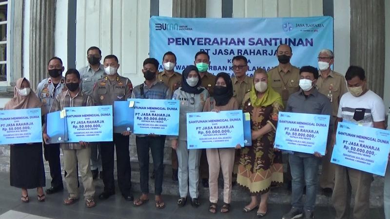  Suasana Haru Warnai Pemberian Santunan kepada Ahli Waris Korban Kecelakaan Bus di Magetan