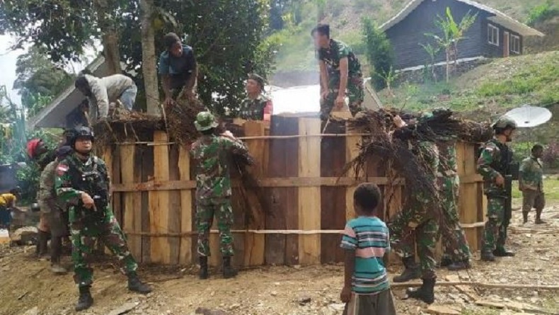 Peduli Warga Papua, Prajurit TNI Bantu Bangun Honai di Tolikara