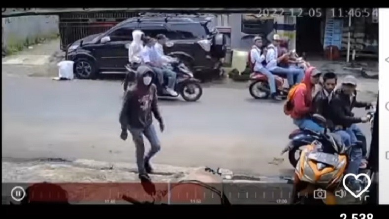 Viral Aksi ABG Berseragam Sekolah Serang Warga di Cibinong, Bubar saat Lihat Anggota TNI