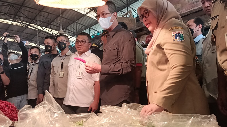 Sidak Pasar Induk Kramat Jati, Heru Budi: Harga Cabai dan Bawang Stabil, Pasokan Aman
