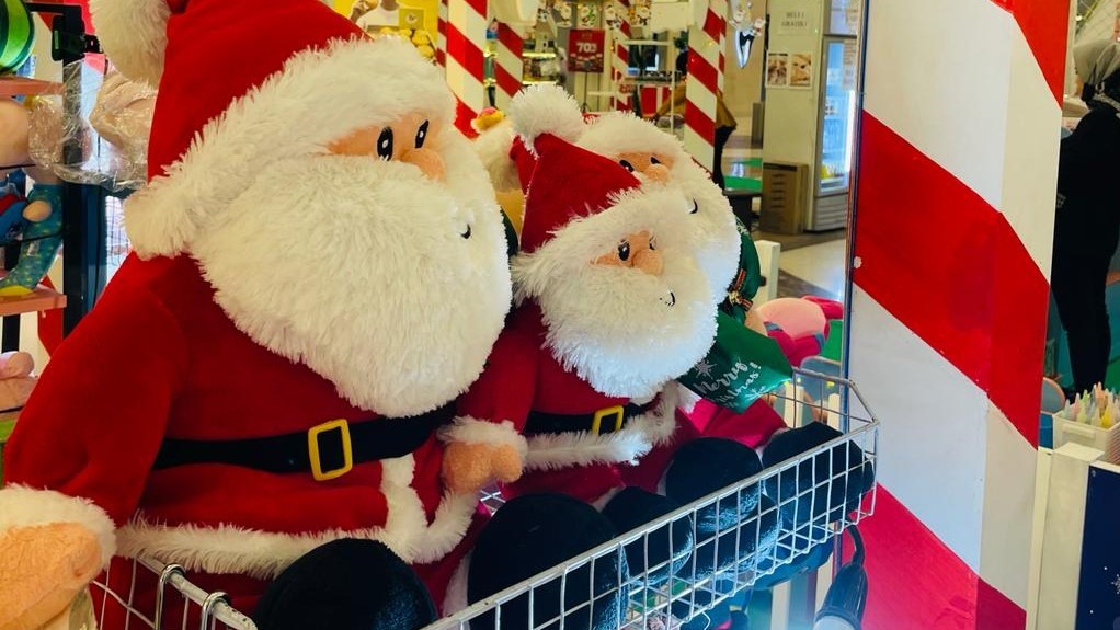 Inspirasi Merayakan Natal Bareng Keluarga, Ada Parade Santa Claus hingga Main di Taman Dinosaurus 