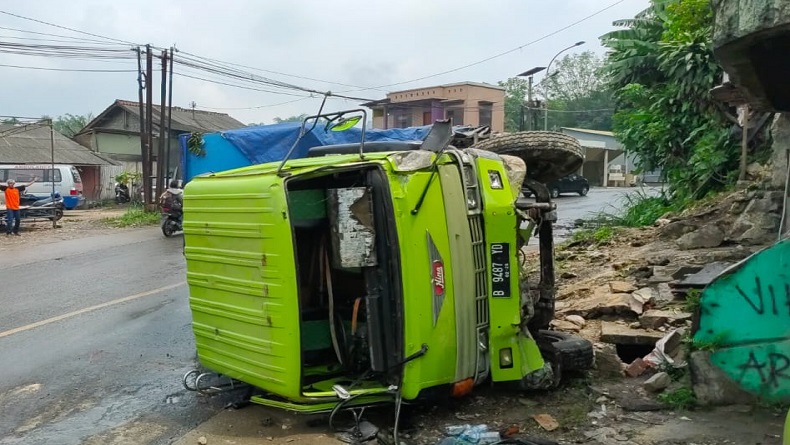 Diduga Rem Blong, Hino Pengangkut Bantuan Korban Gempa Terguling di Cipatat KBB