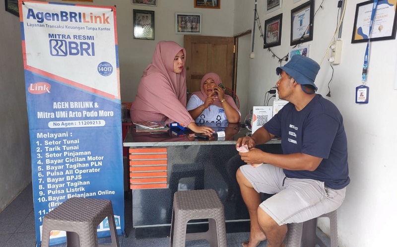 Selamatkan Masyarakat dari Rentenir, Perempuan Ini Sukses Jadi Agen BRILink dan UMi 