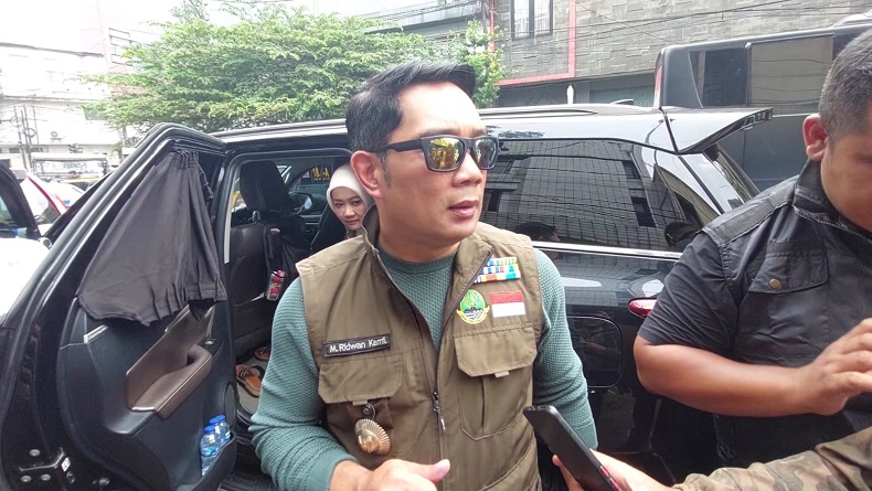 Ridwan Kamil Tinjau Mapolsek Astana Anyar Pascaledakan Bom, Imbau Warga Bandung Tenang