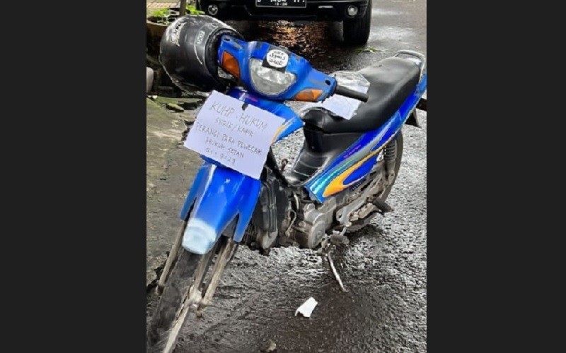 Polisi Dalami Tulisan pada Motor Pelaku Bom Bunuh Diri di Mapolsek Astana Anyar Bandung 