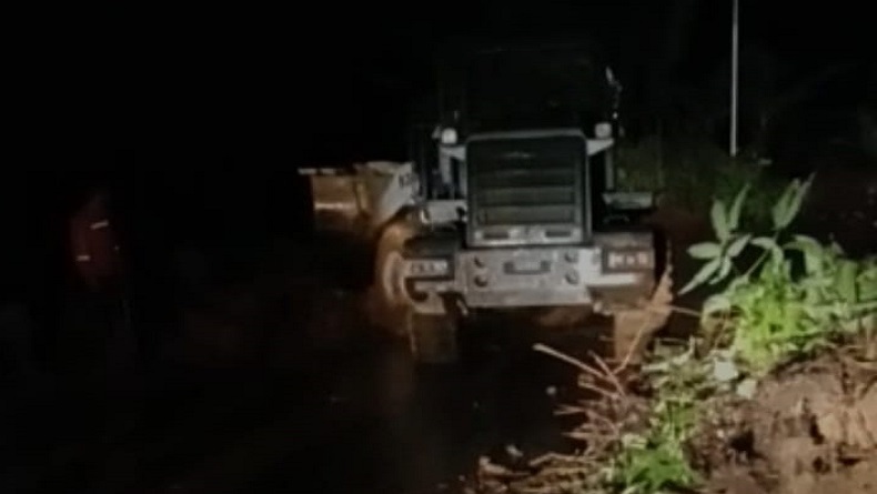 Jalan Raya Garut-Bungbulang Tertutup Longsor, Lalu Lintas Nyaris Lumpuh