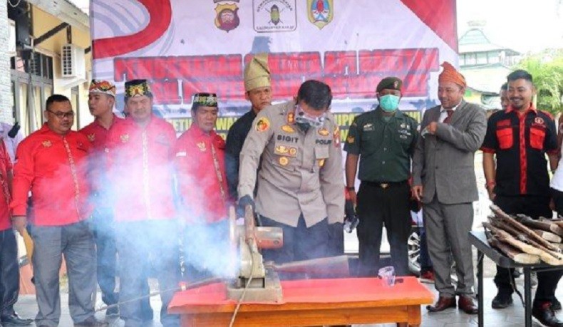 Polres Melawi Musnahkan Puluhan Senpi Rakitan, Dipotong Pakai Gerinda