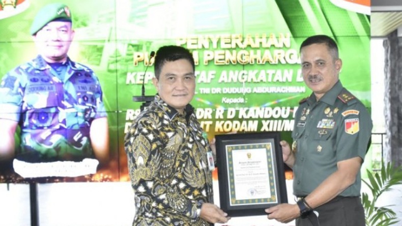 KSAD Dudung Beri Penghargaan kepada RSUP Prof Kandou Manado