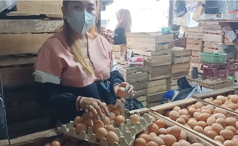 Harga Tembus Rp31.000 per Kg, Warga Pilih Beli Telur Pecah