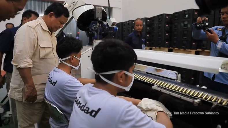 Prabowo Tinjau Produksi Amunisi dan Gudang PT Pindad di Malang