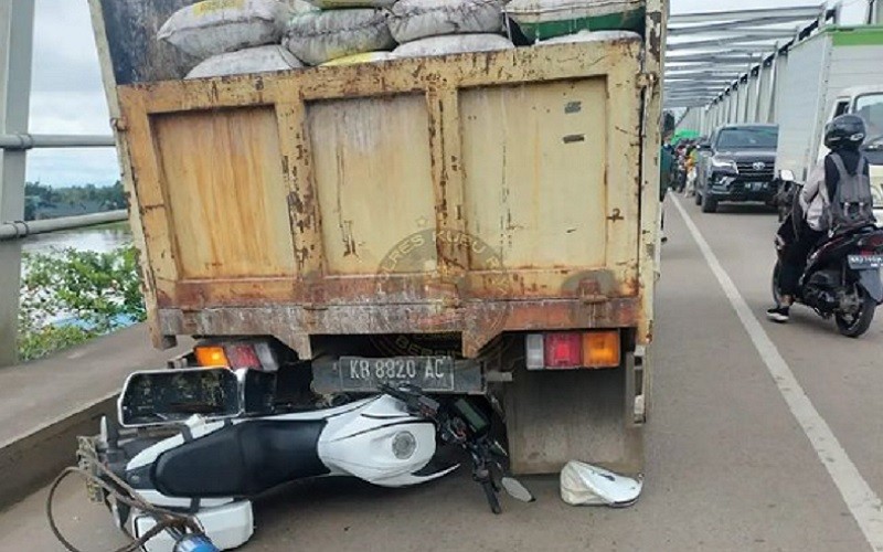 Heroik! Pak Polisi Ini Relakan Motor Dinas untuk Ganjal Truk Mogok di Jembatan