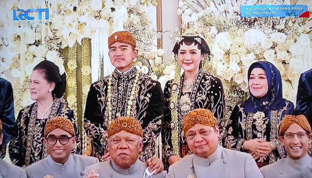 Ganti Busana, Kaesang dan Erina Kenakan Baju Adat Jawa Bludru