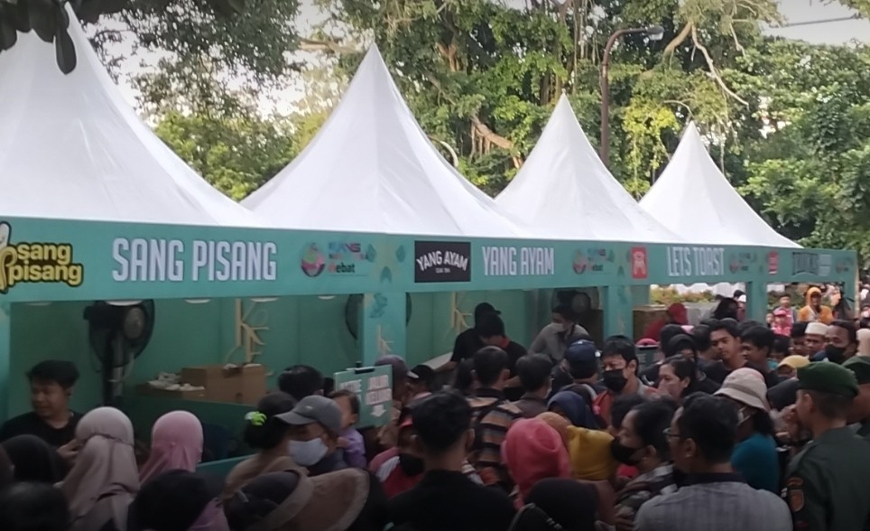 16 Stand Makanan Gratis di Kirab Pernikahan Kaesang-Erina Diserbu Warga, Intip Menunya
