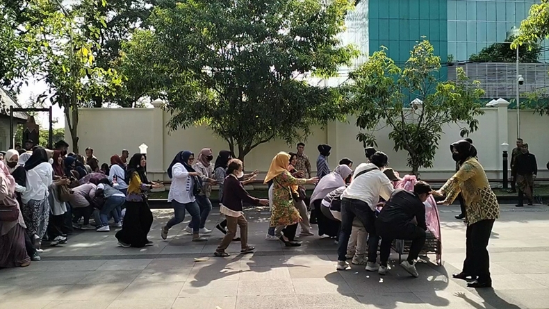 Ibu-Ibu Geruduk Loji Gandrung, Rebutan Alat Rumah Tangga